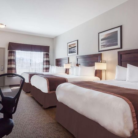 Отель Ramada By Wyndham Крестон Экстерьер фото