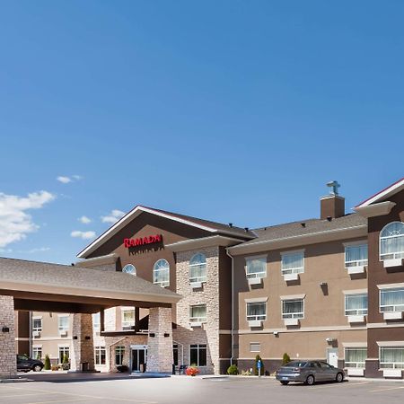 Отель Ramada By Wyndham Крестон Экстерьер фото