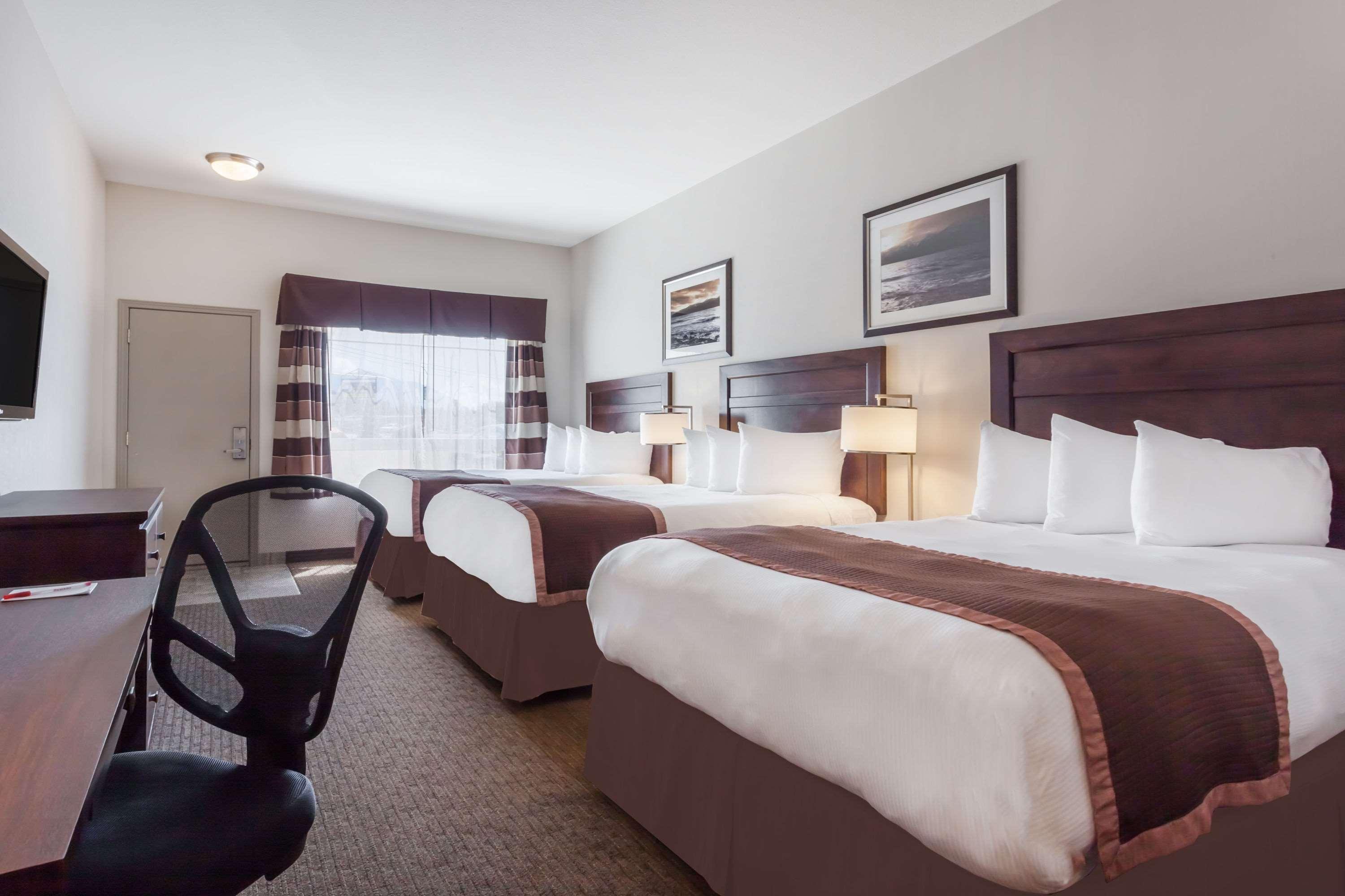 Отель Ramada By Wyndham Крестон Экстерьер фото