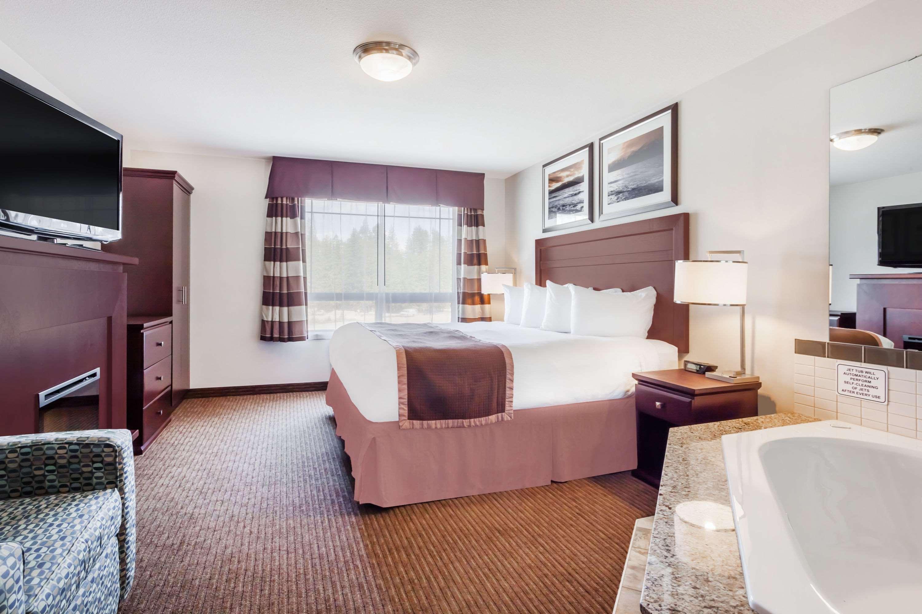 Отель Ramada By Wyndham Крестон Экстерьер фото