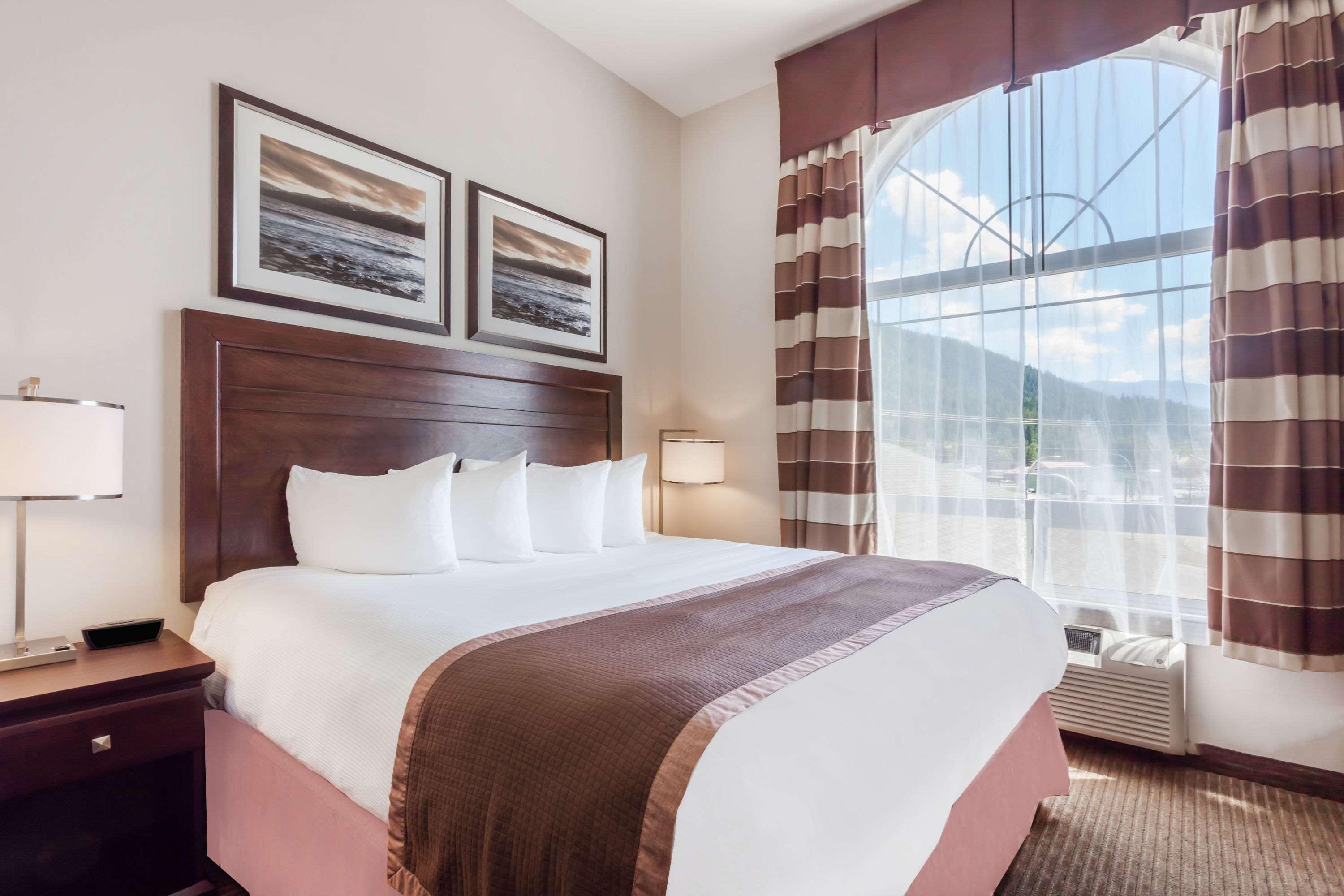 Отель Ramada By Wyndham Крестон Экстерьер фото
