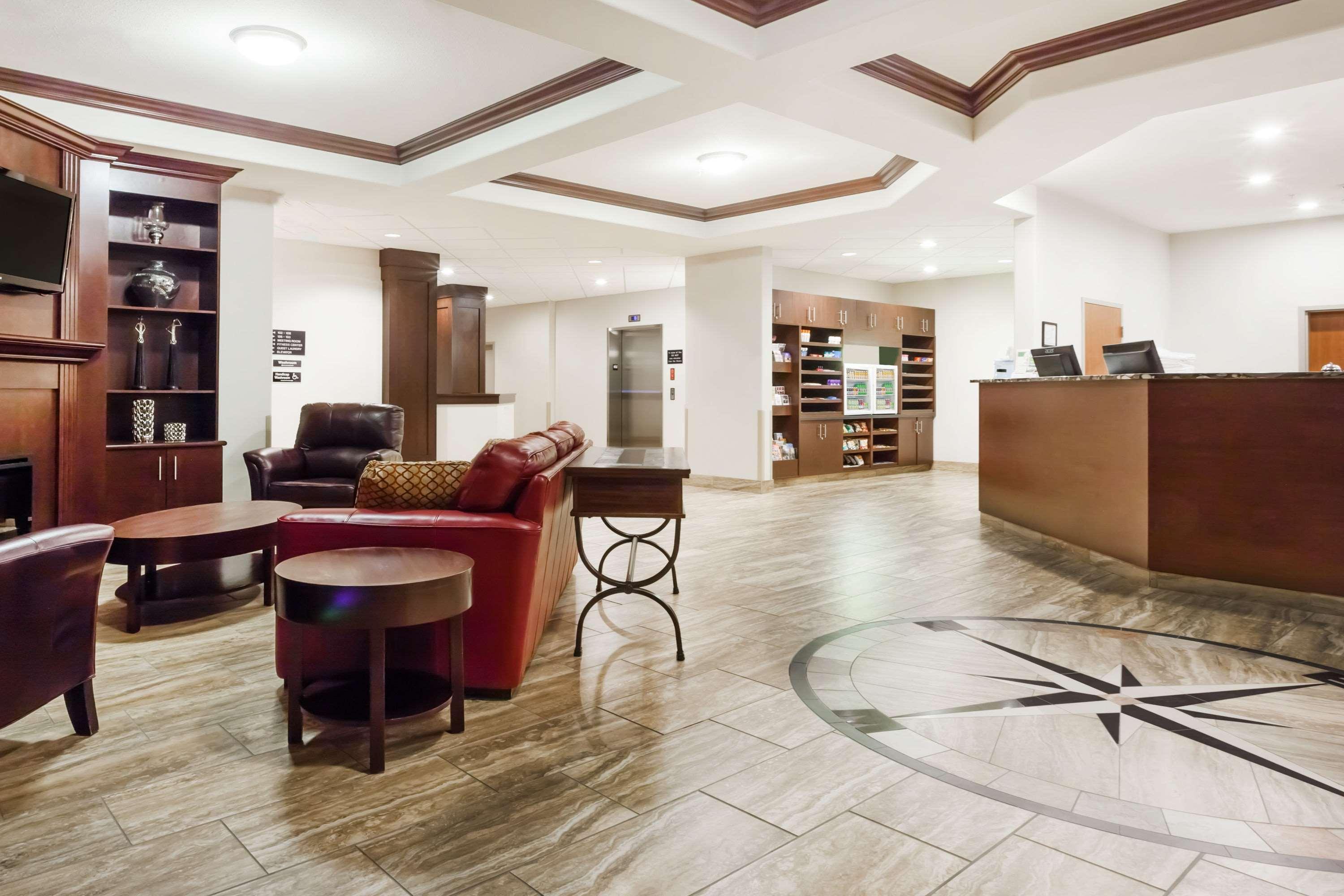 Отель Ramada By Wyndham Крестон Экстерьер фото