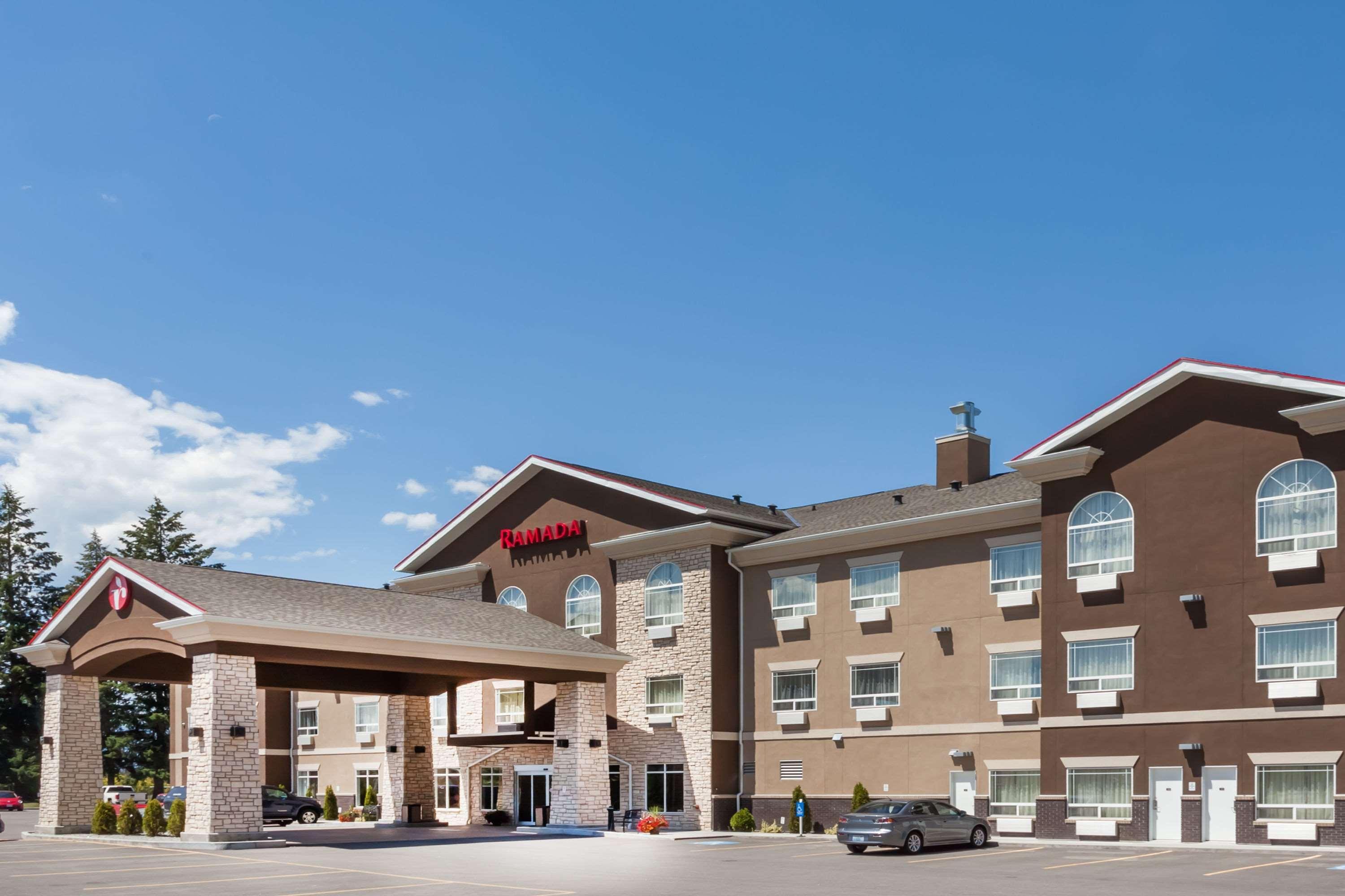Отель Ramada By Wyndham Крестон Экстерьер фото