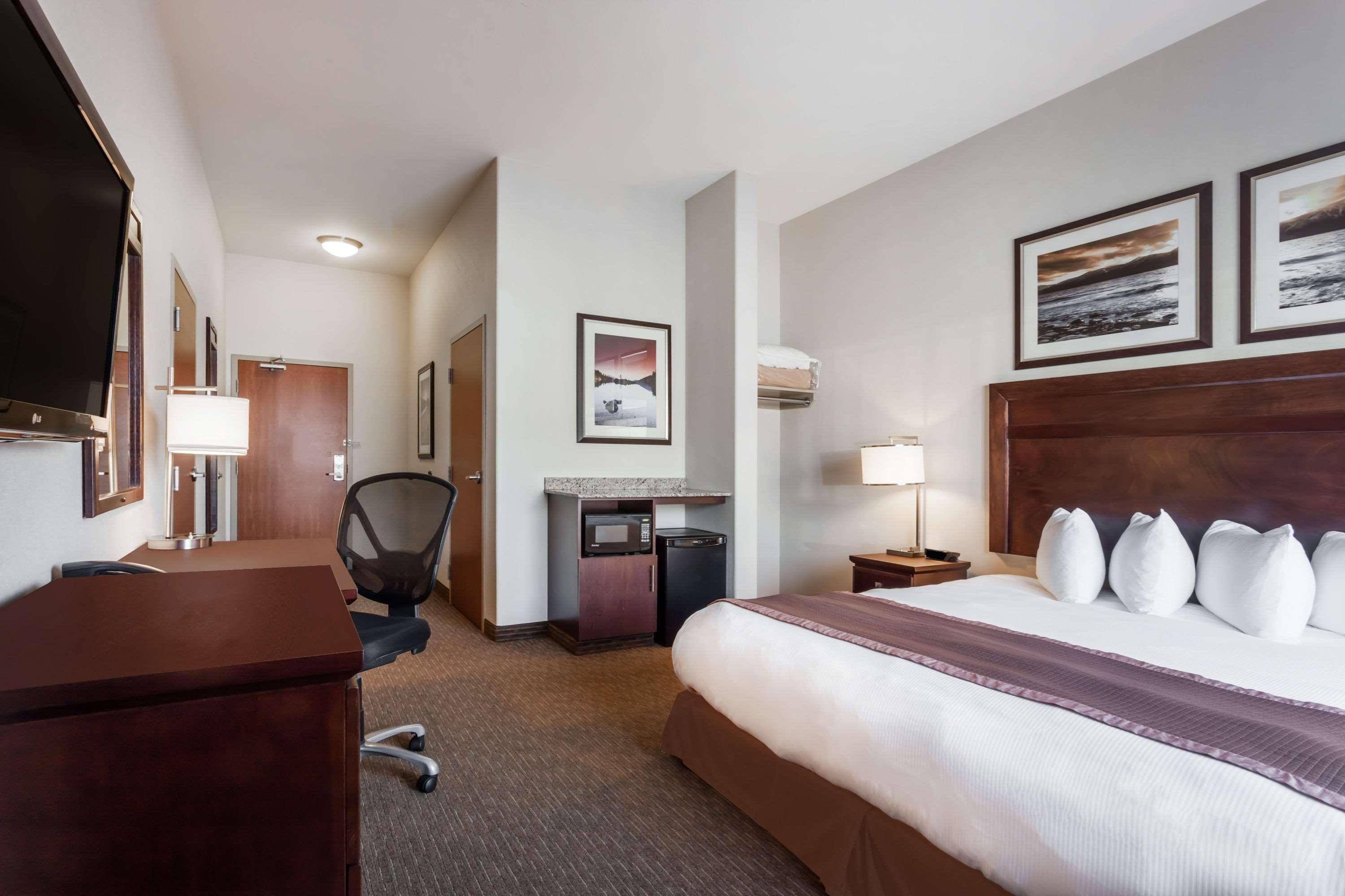 Отель Ramada By Wyndham Крестон Экстерьер фото