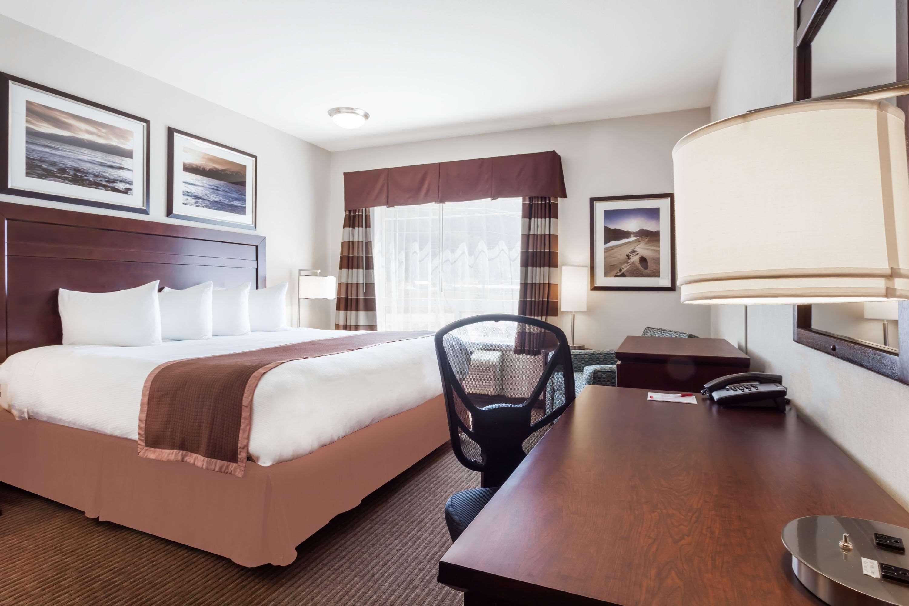 Отель Ramada By Wyndham Крестон Экстерьер фото