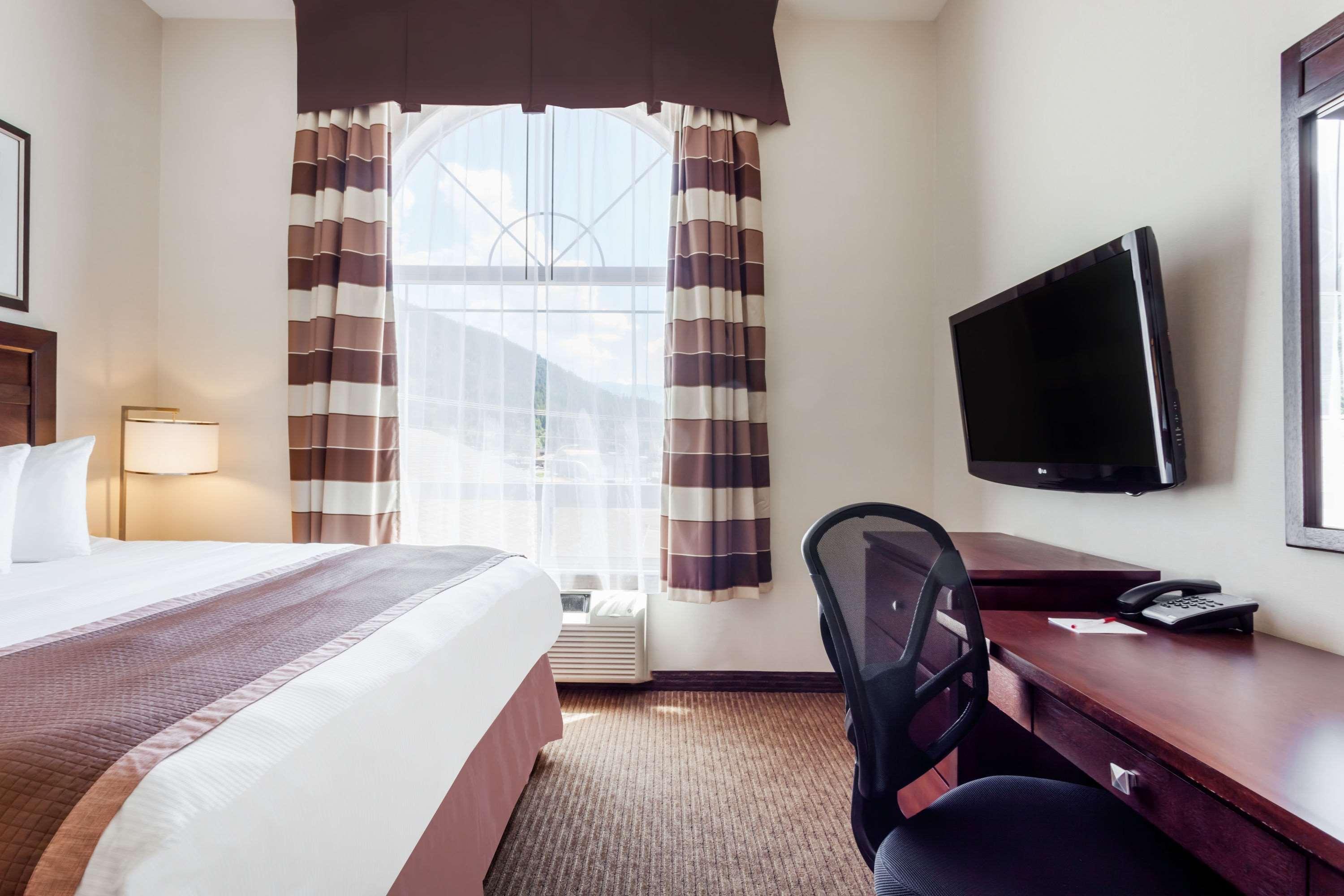 Отель Ramada By Wyndham Крестон Экстерьер фото