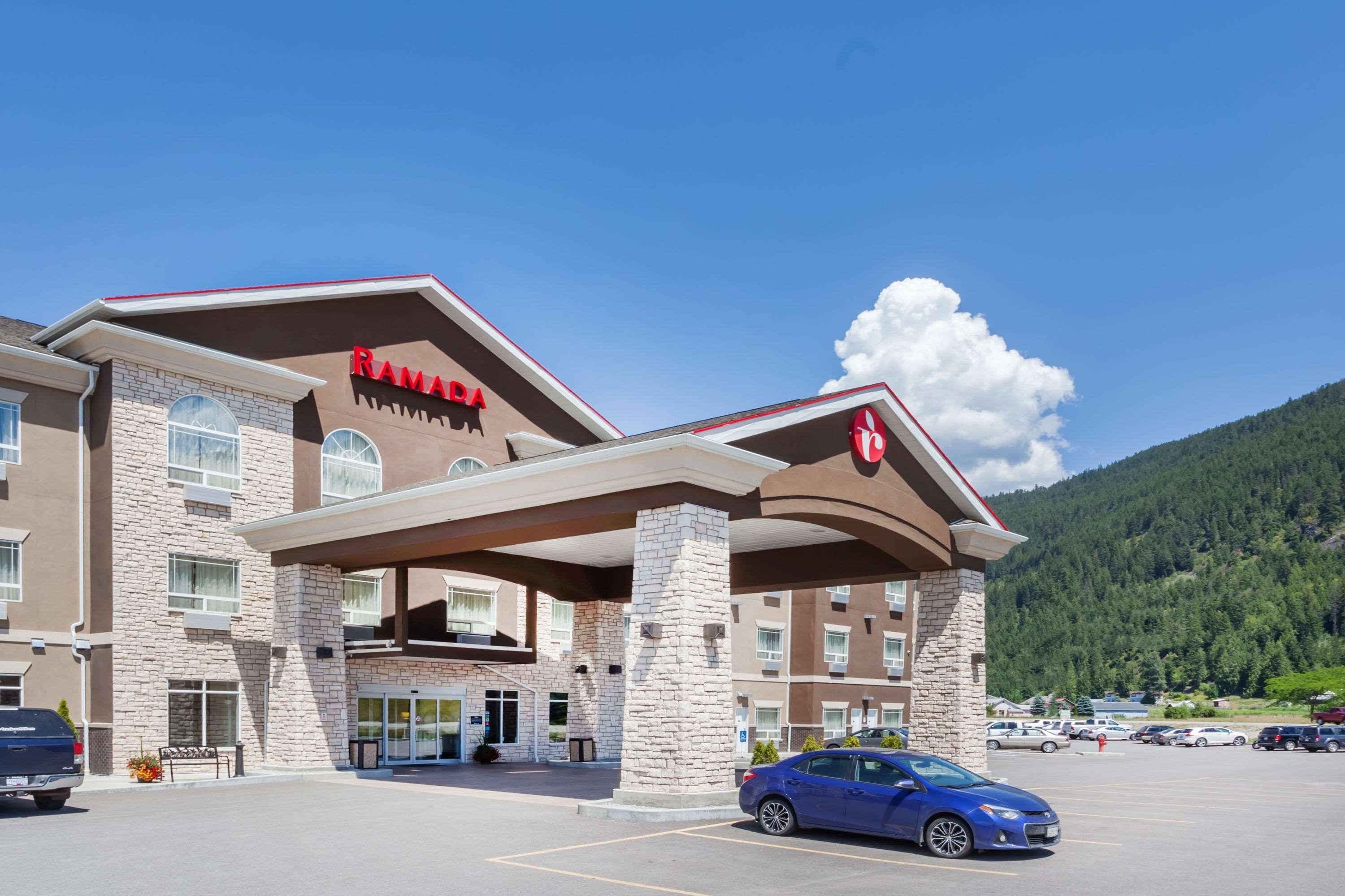 Отель Ramada By Wyndham Крестон Экстерьер фото