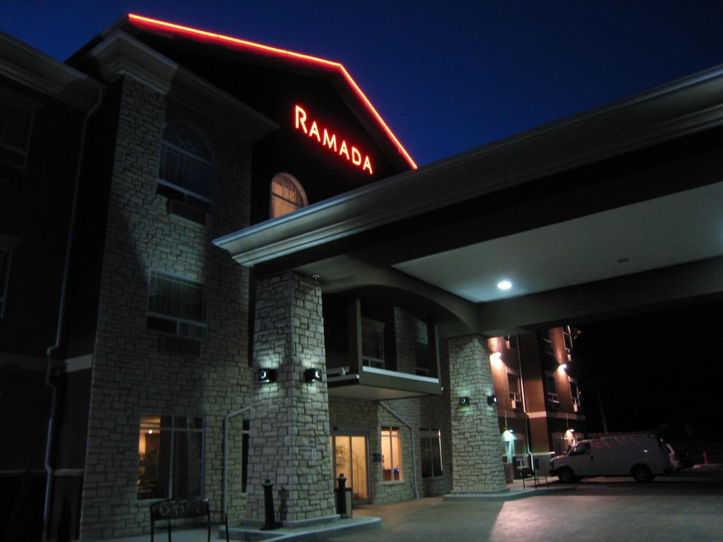 Отель Ramada By Wyndham Крестон Экстерьер фото