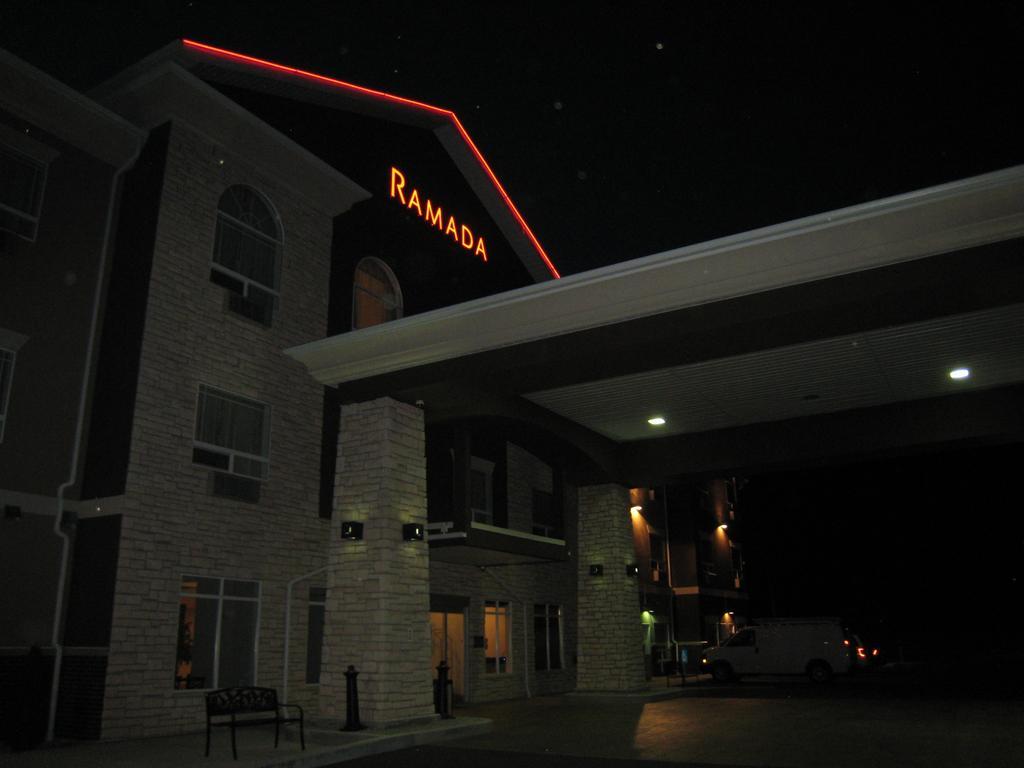 Отель Ramada By Wyndham Крестон Экстерьер фото