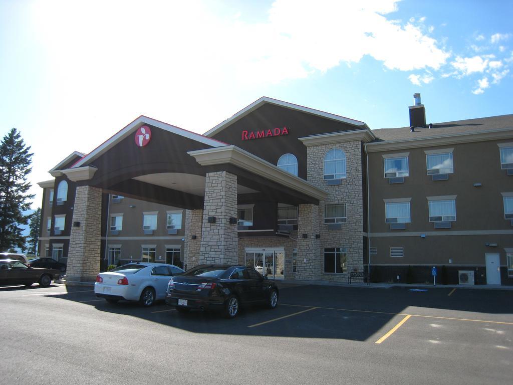 Отель Ramada By Wyndham Крестон Экстерьер фото