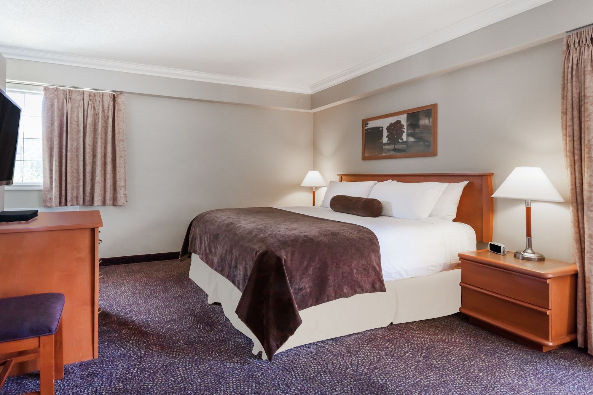 Отель Ramada By Wyndham Крестон Экстерьер фото
